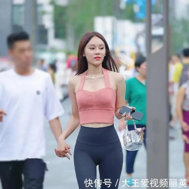 曲线|减龄美丽的打底裤装扮尽显优美曲线，展现成熟的自信