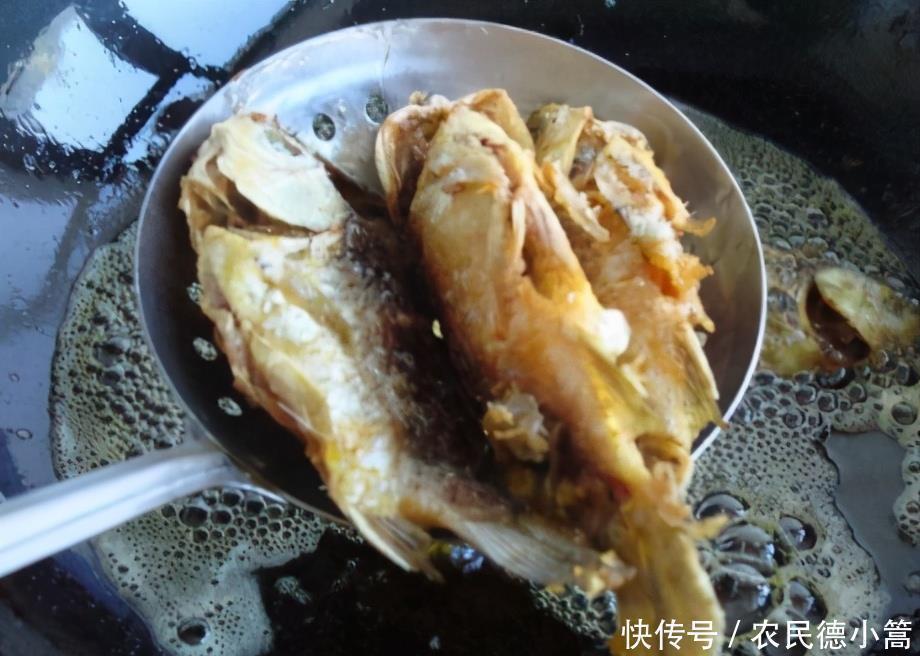 大厨|炸小鱼时，有人裹粉有人挂蛋液，大厨：教你正确做法，香酥不回软