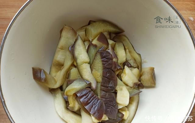 上桌|蒸茄子,直接上锅蒸不对教你一招,茄子鲜嫩不发黑,上桌就光盘