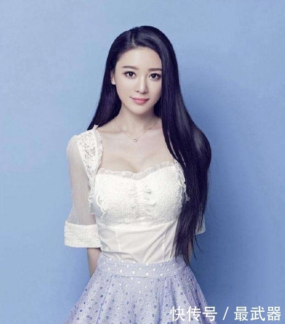 街拍美女:一群漂亮的小姐姐问路,个个是气质优雅,搭配完美