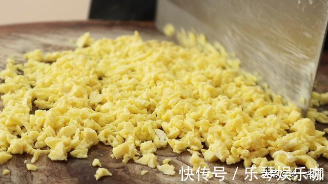 食用油|这个素锅贴我家一周吃三次,口感鲜香又酥脆,调好面糊才是关键