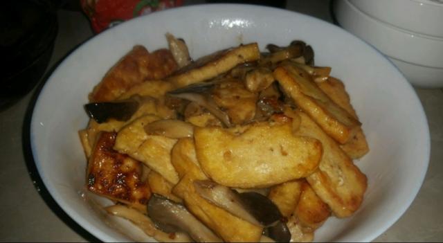  锅中|1把平菇，1块豆腐，简单的家常菜，味道营养不输大鱼大肉