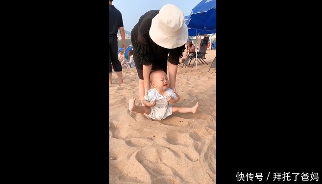 沙子|妈妈带宝宝来玩沙子,宝宝全程脚不沾地!网友:萌娃从小就有洁癖
