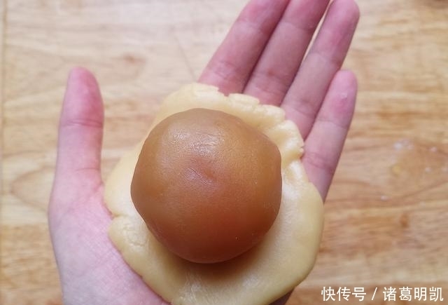 蛋黄|广式月饼还是喜欢这配方,蛋黄油润咸香,饼皮松软可口,味道大赞