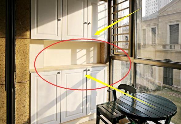 阳台别|阳台别''空置''了,在一面打造柜子,实用性又高还美观省钱