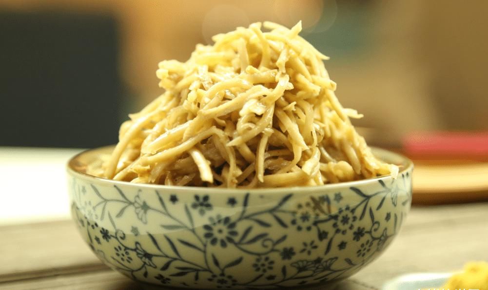 腌芥菜，直接加盐是外行！教你土方法，腌上20斤，脆爽又入味，香