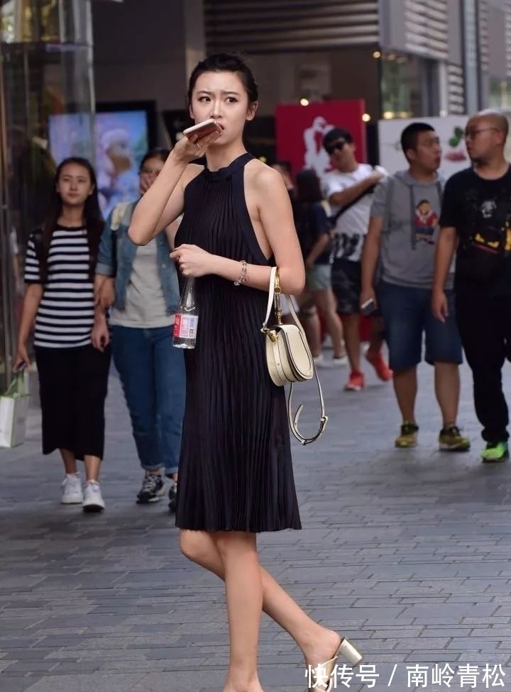 搭配|飘逸无袖百褶长裙搭配，穿出呼之欲出的优雅感
