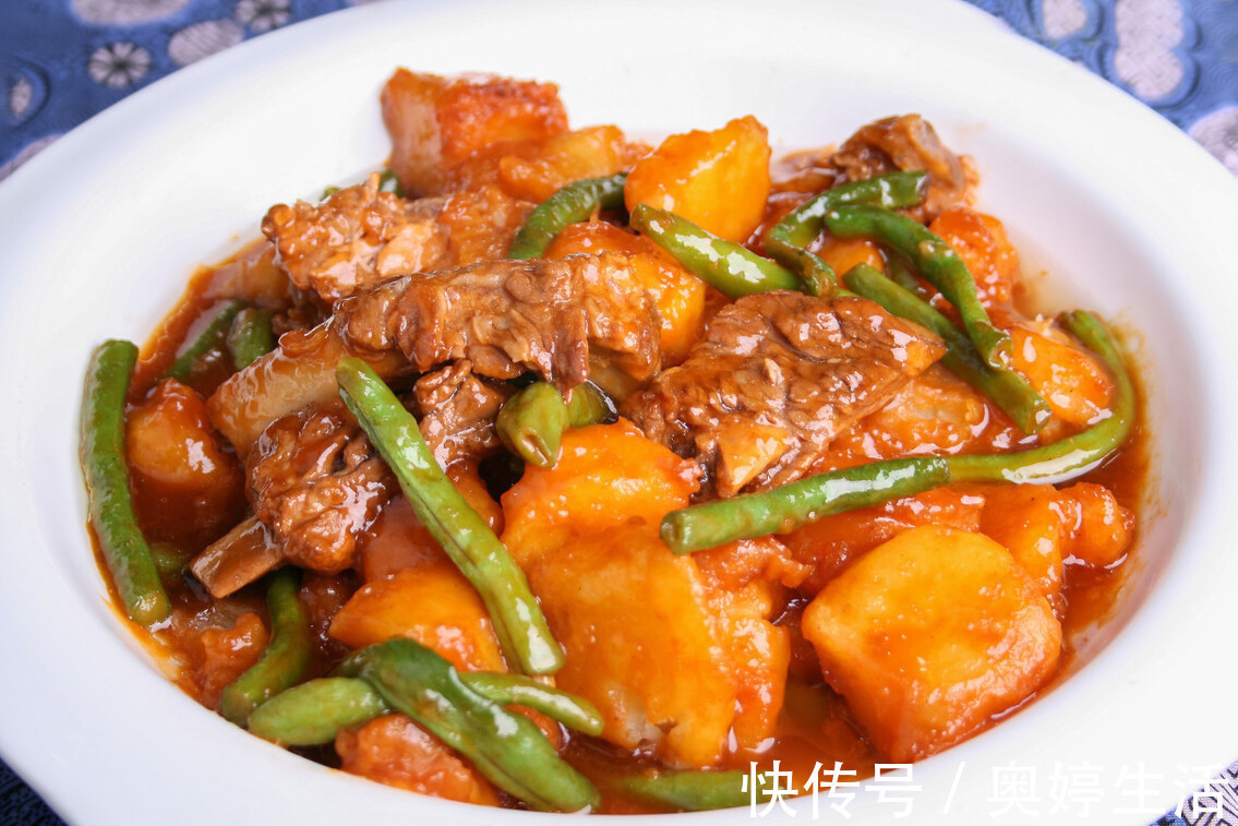 炖排骨,切记不要直接焯水,牢记这1步,排骨更鲜嫩,不腥也不柴