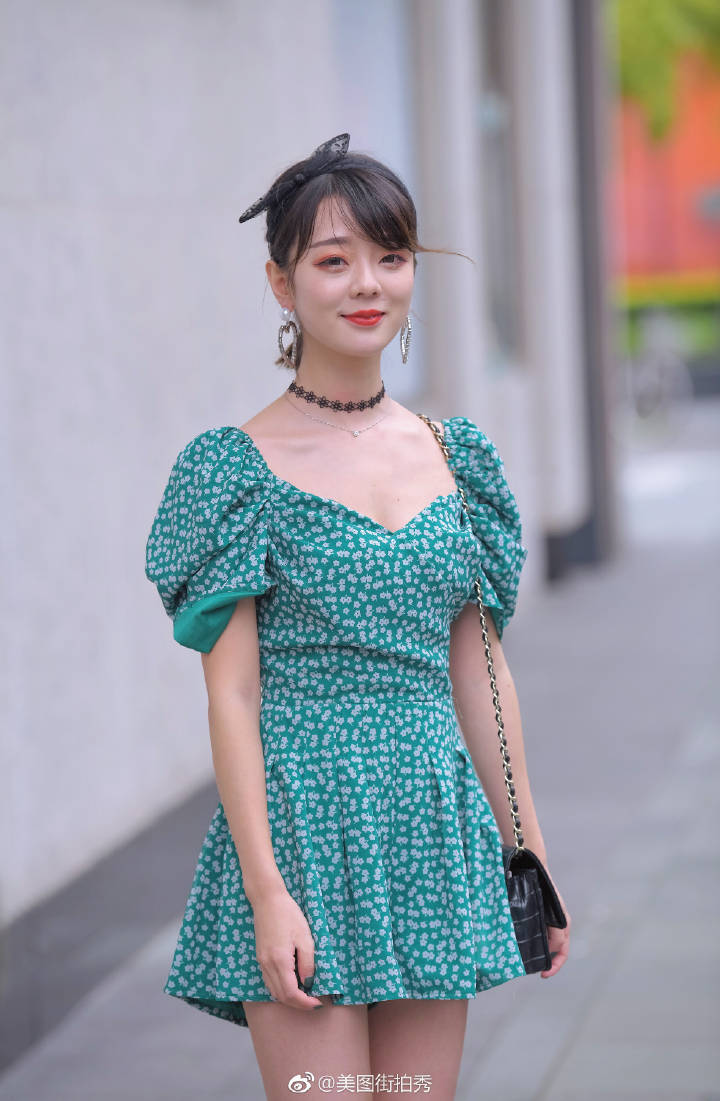 好看|时尚街拍绿色系的浪漫之约,四个小姐姐搭配哪个最好看