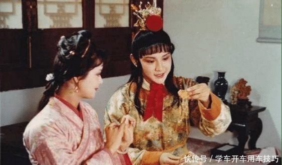 当宝钗得知要和宝玉结婚时,她为啥低着头流泪,而不说话呢