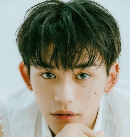 凡尔赛|男士戴耳钉不能录节目？看到黄旭熙的操作，一般人可想不到