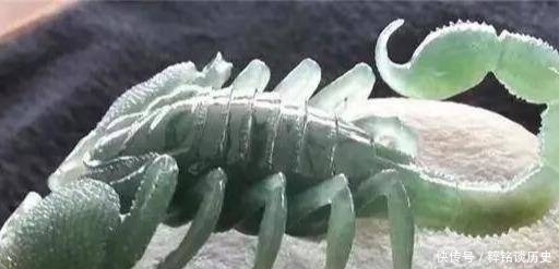 料子|翡翠原石摇身一变成了天蝎子,这也太逼真了吧师傅雕工让你惊吓