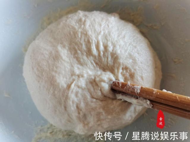 酵母粉|不沾手发面饼外面酥脆，里面柔软，有葱香芝麻香和花椒的清香