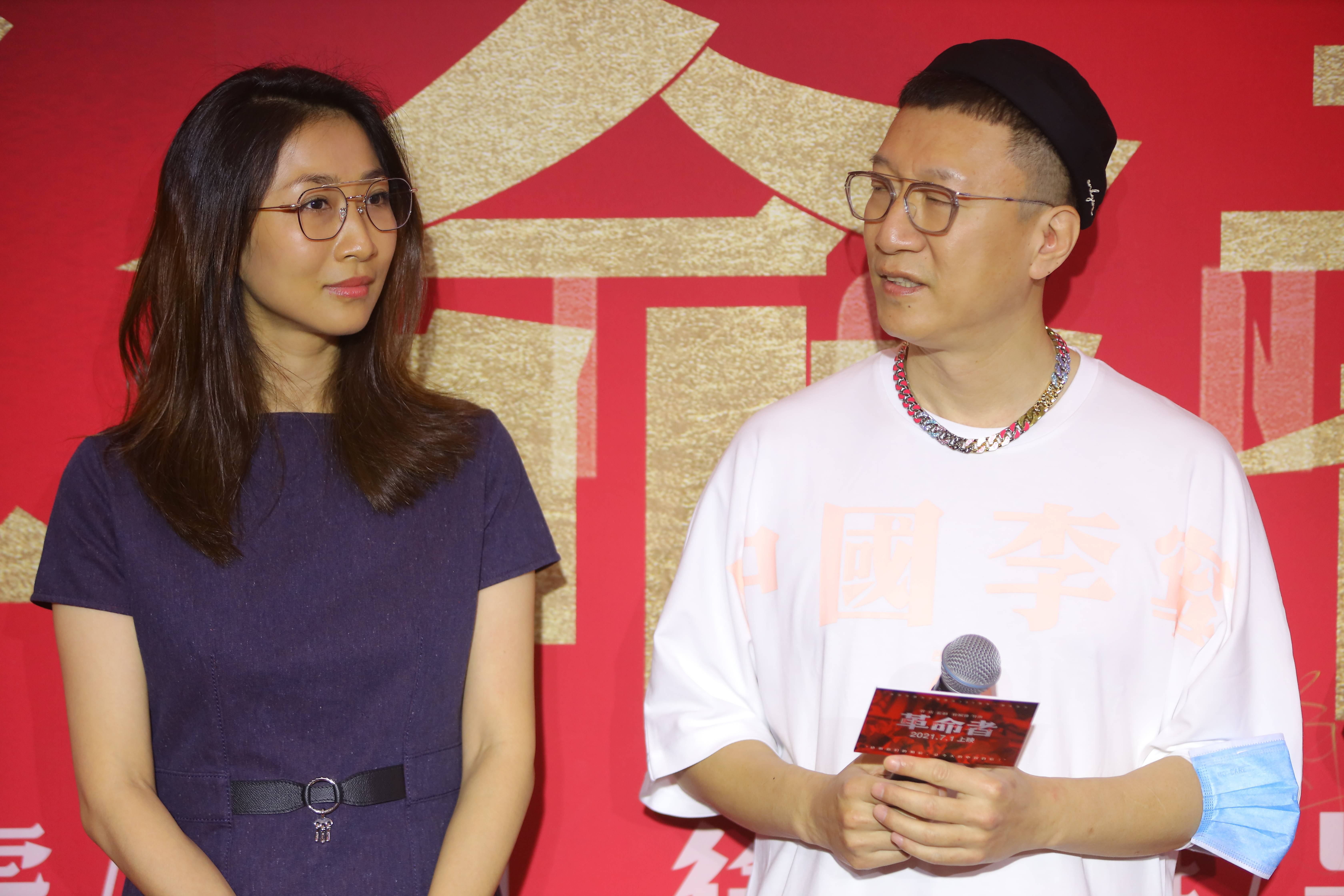 孙红雷罕见携小15岁娇妻亮相,身材高挑状态好,气质优雅力压那英