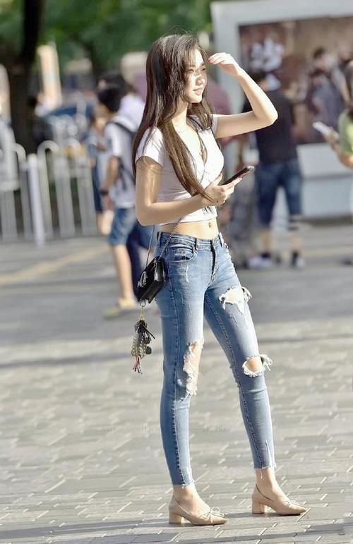 性感又简约的牛仔裤完美的展现自己的气质