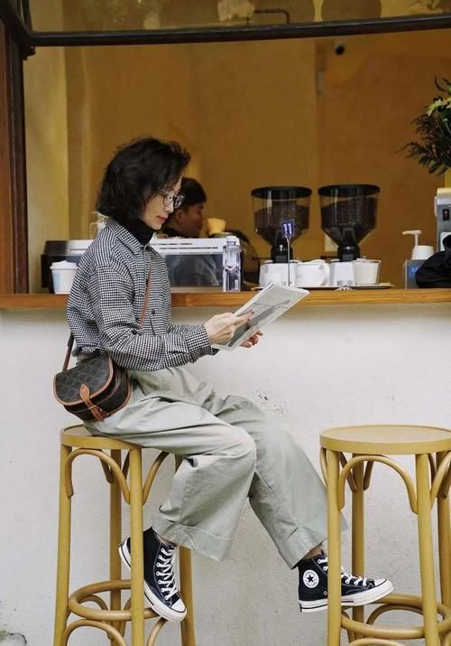 年过50的女人别总穿卫衣打底裤，显老！瞧三木妈妈穿搭，真优雅