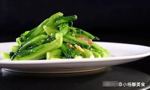 翠绿|无论炒啥青菜，直接下锅是大错特错，掌握这2点，青菜翠绿不发黑