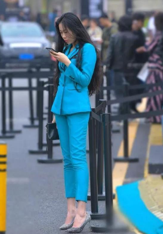 街拍:面带微笑活泼可人的女子,蓝色牛仔裤穿着很显腿长