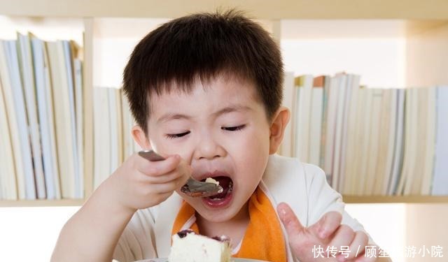 孩子|孩子在学校抢肉吃，老师群内直言家长家里伙食开好点，跟没吃过肉似的