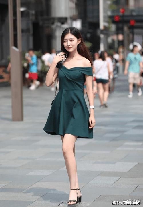 墨绿色连衣裙，搭配一字带高跟，优雅舒适又彰显身材