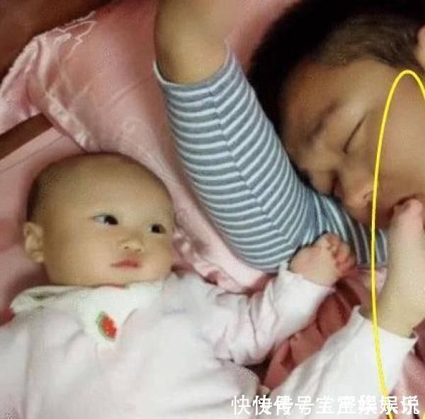 小脚丫|为了叫醒熟睡的爸爸,宝宝连自身形象都不顾了,网友就服你