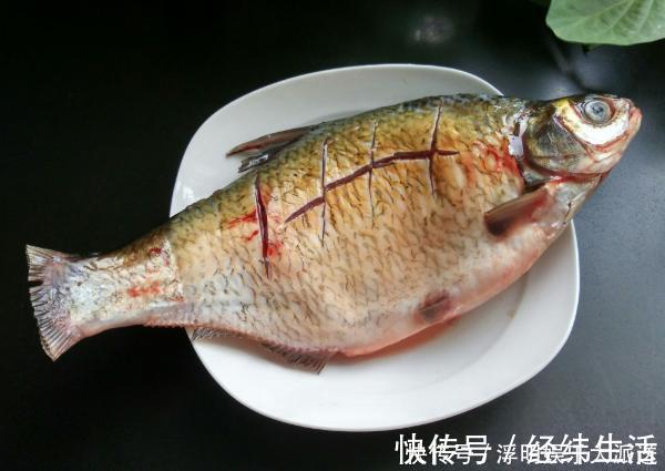 豆瓣酱|鱼刺卡嗓子时，不要再喝醋了，教你个小妙招，鱼刺自己就会跑出来