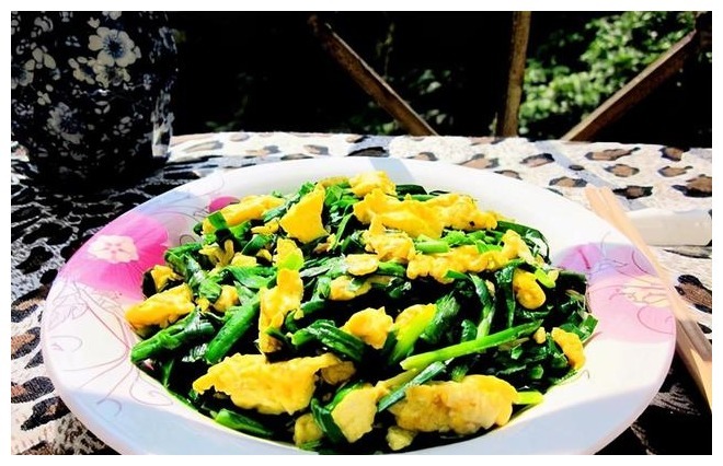 韭菜炒鸡蛋，一起炒还是分开炒教你正确做法，韭菜翠绿鸡蛋嫩滑