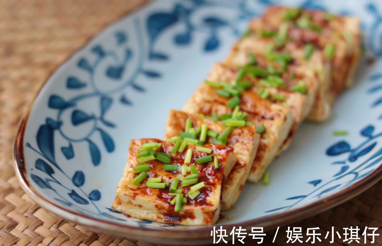 可口|豆腐这样做,大人孩子都爱吃,鲜嫩可口,2块钱能做一大盘