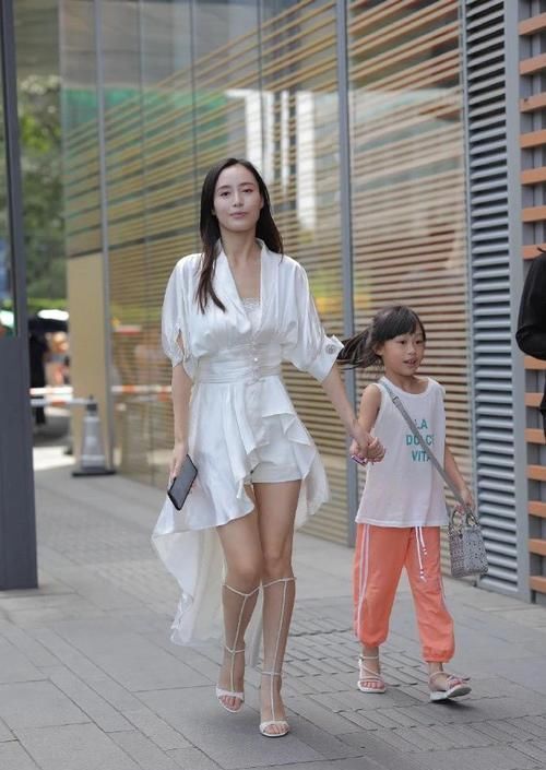 时尚|孩子都上小学了,还是一如既往的敢穿,她对得起时尚女郎的称号