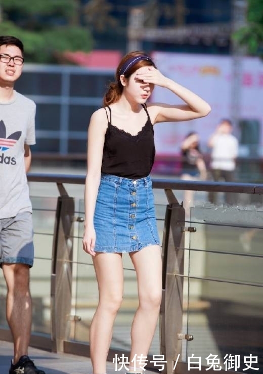 街拍:小姐姐,长相漂亮时尚,丰腴有致,给人一种温婉的感觉!