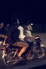 |搞笑GIF趣图:上一秒霸气十足,下一秒跪地求饶