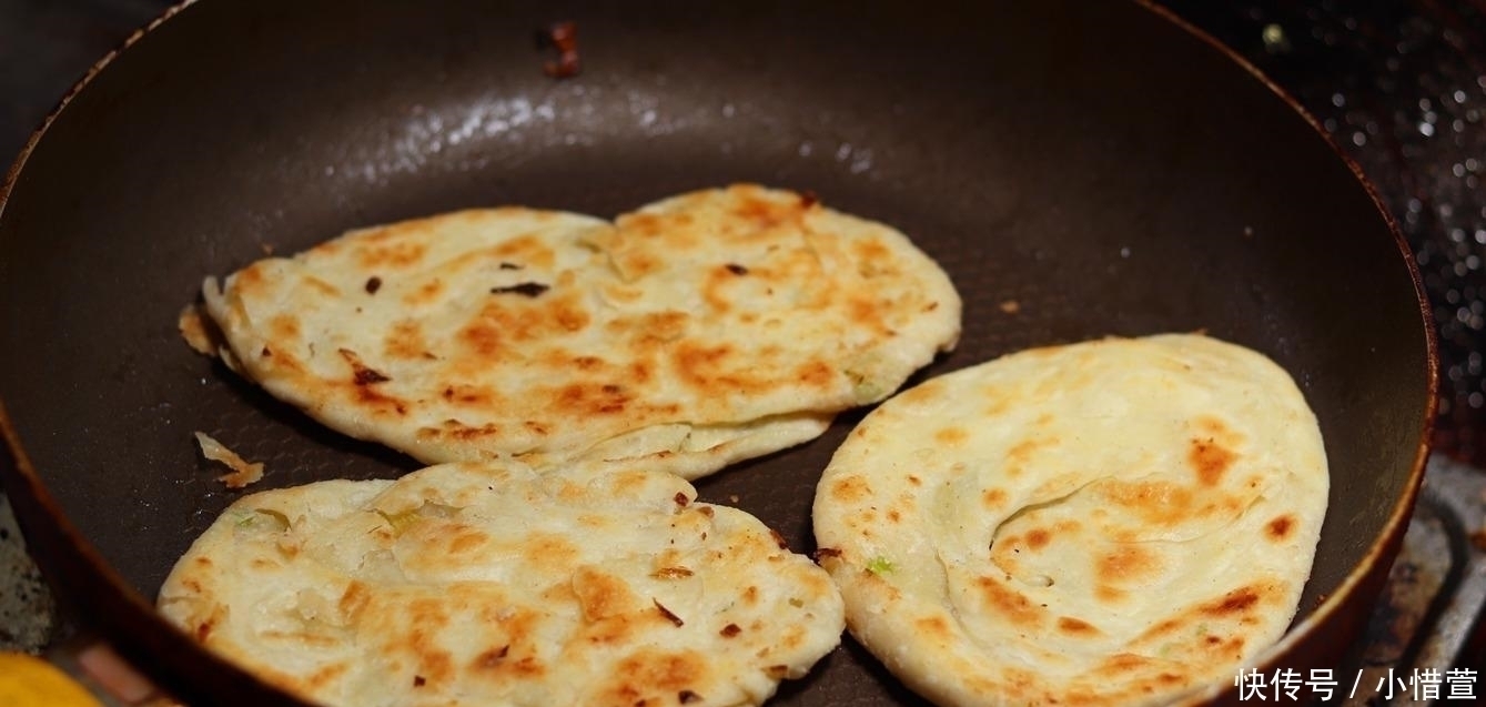 入冬后做爱吃的葱油饼,不加温水,关键一步,油饼酥的掉渣