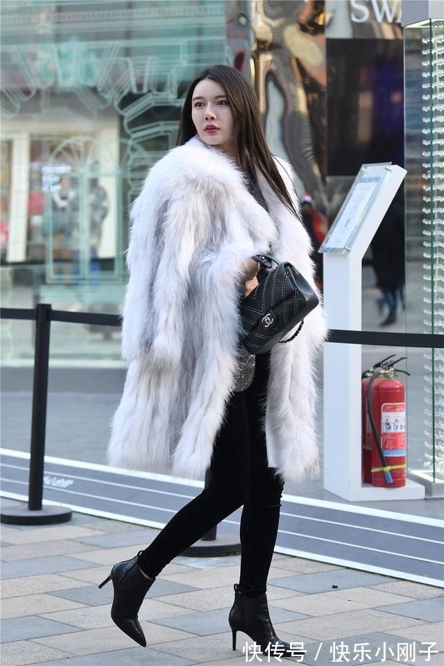 皮草 黑色尖头细跟短靴,搭配修身裤,白色皮草,搭配出贵气