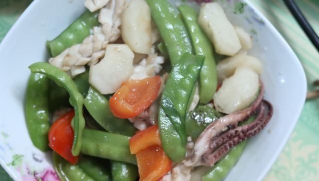 晒晒我家年夜饭,300块钱做了6菜1汤,8个人吃得开开心心