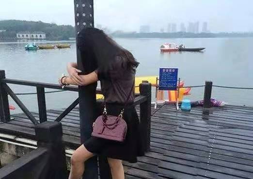 |搞笑图片幽默段子笑话妹子你是咋回事呢,看起来很难过的样子哦