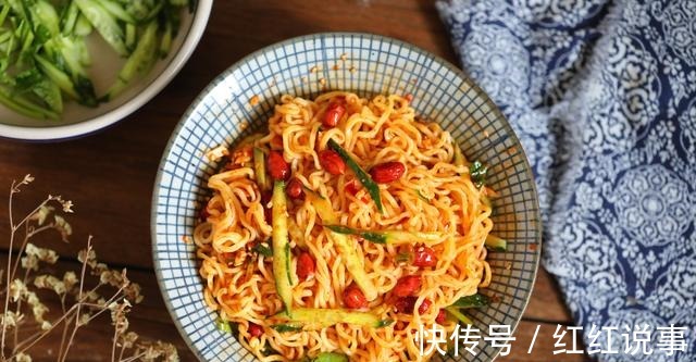 吃法|方便面新吃法,不用自带调料,也能吃出新高度,酸辣过瘾太解馋!