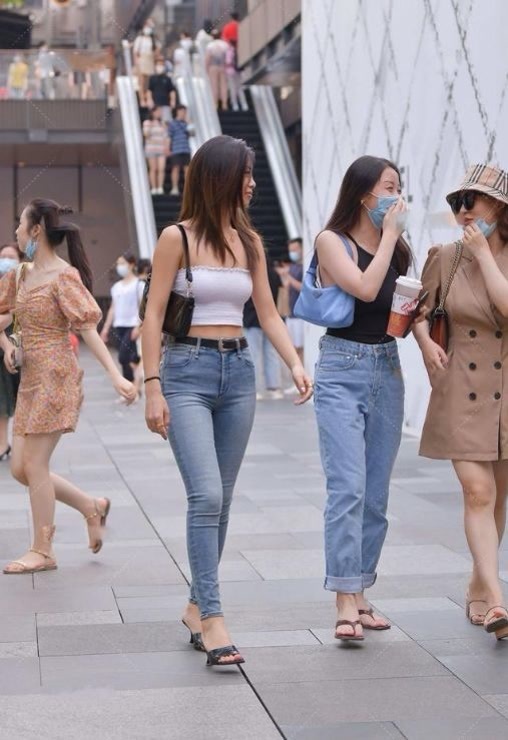 穿搭 墨绿色的无袖上衣,搭配黑色九分裤,整体给人简单清爽利落感觉