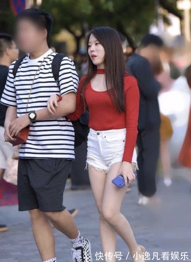 高跟鞋|姐姐这样穿太迷人,修身上衣搭配热裤,减龄舒适有魅力