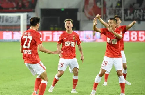 广州队|凌晨1点,中国足球传来喜讯:广州队做出难得决定,球迷齐声点赞
