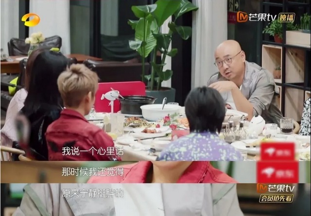 当年蹲在张国立脚边说话，宁静表情谄媚，一旁的章子怡满脸不屑