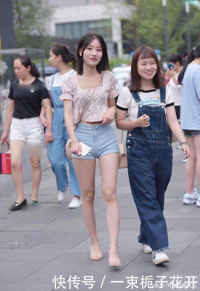 碎花上衣搭配高腰牛仔裤,甜美可爱,清新减龄