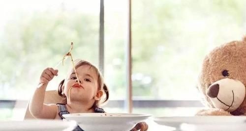 肠胃消化|孩子常便秘,吃香蕉只会加重,缓解便秘的最佳水果原来是它们