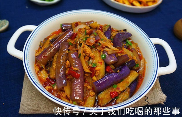 炒茄子|无论茄子怎么炒，别直接下锅，牢记2个技巧，茄子不发黑不油腻