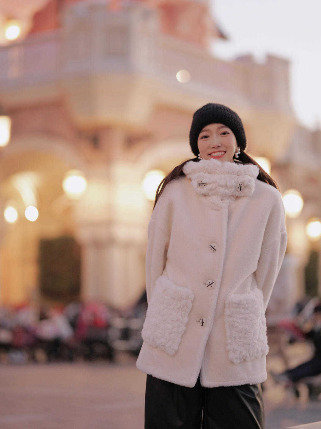 外套 羽绒服不流行了,今年更火的是“羊羔毛外套”,保暖舒适又百搭