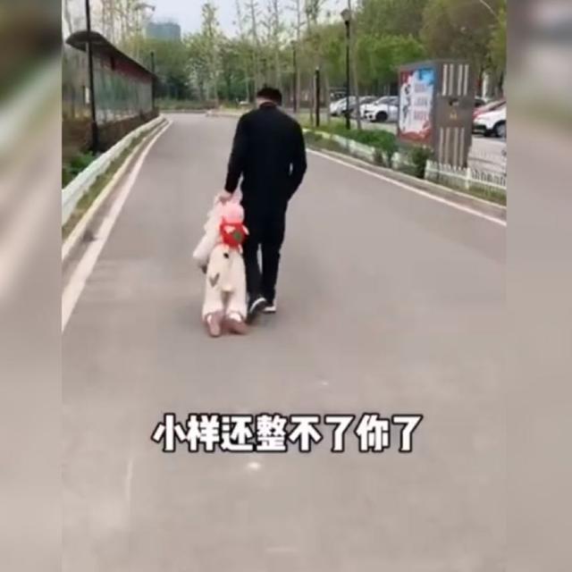 妈妈|萌娃被亲爸“拎”在手里不愿走路火了,网友“正义”的路人来了