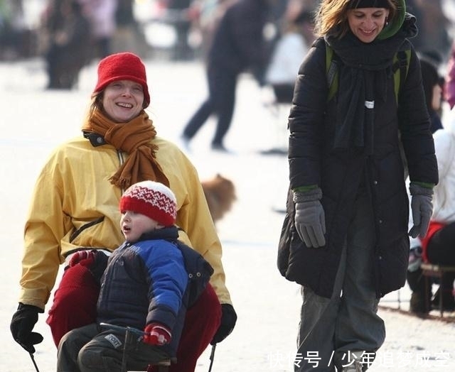 短裙|世界抗冻的4个地区,日本女生穿短裙过冬,俄罗斯女人看后也认怂