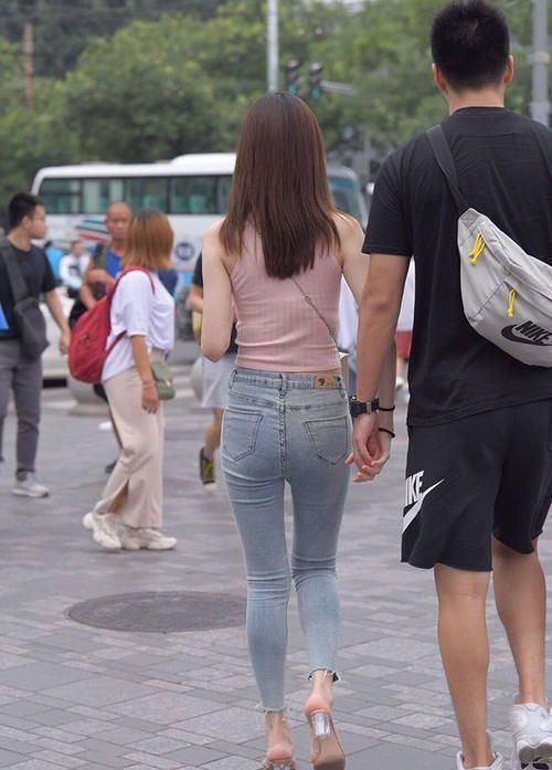 穿搭|时尚短衫搭配紧身牛仔裤，经典潮流穿搭 ，让你美得出众！