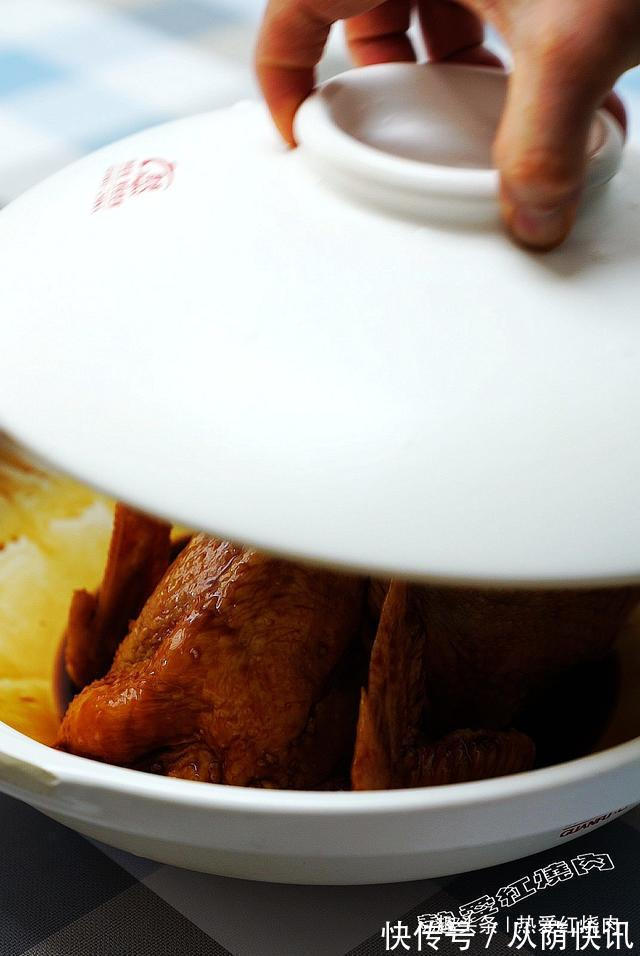 嘴馋想吃肉了，买只鸡丢进电饭煲，没想到色泽诱人香味扑鼻真好吃