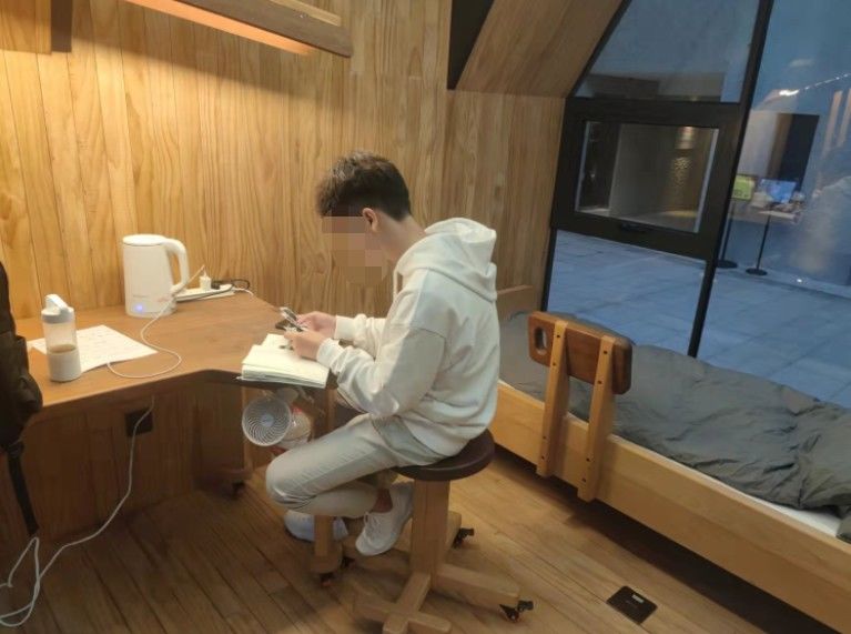 月光落在左手上!上海惊现透明房子!独处24小时,吃饭睡觉全程被围观!有人从外地赶来体验…