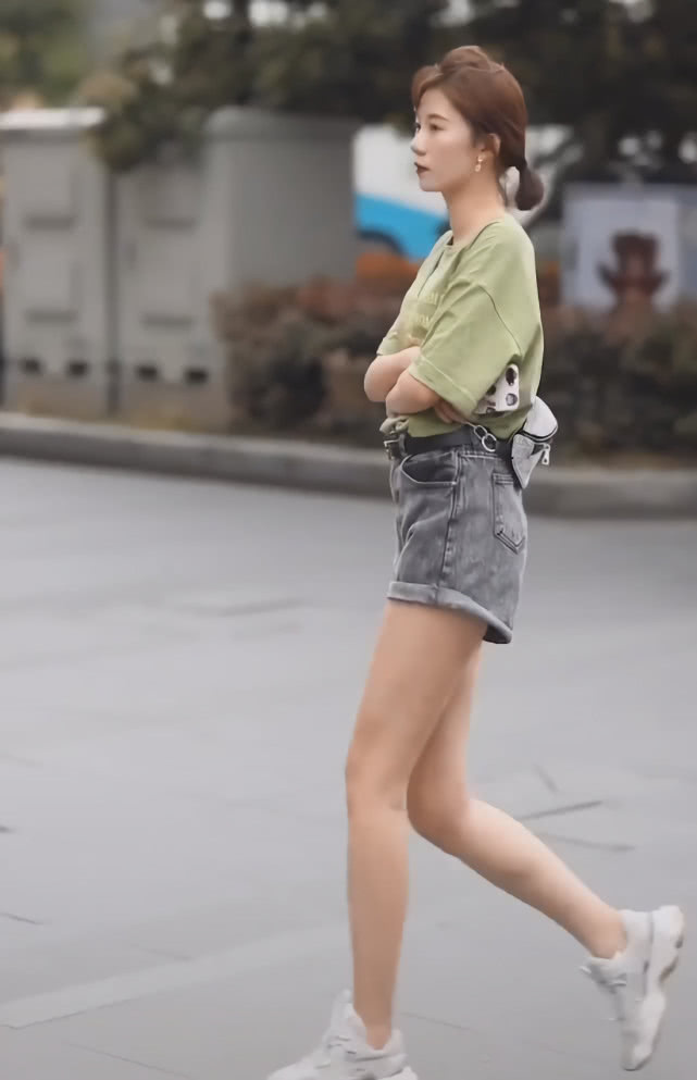 小姐姐|穿搭清爽的小姐姐,一脚跨过两级宽台阶,旁边阿姨怕是假腿吧